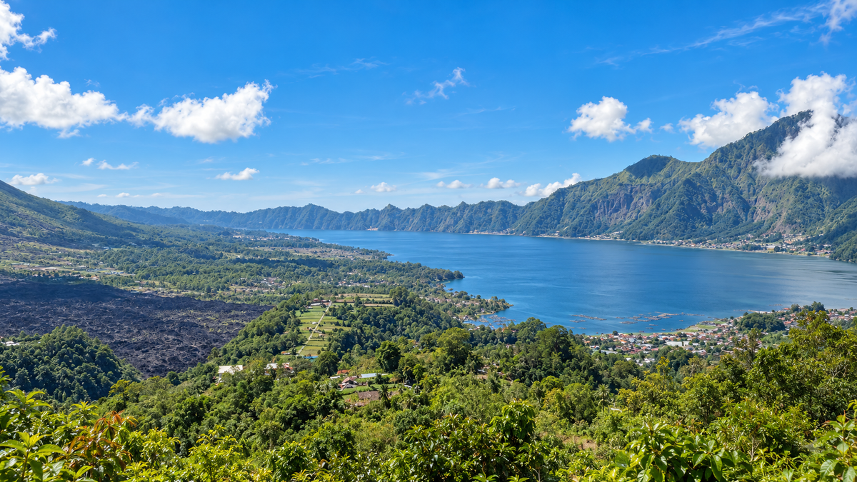 Pemandangan Gunung Batur dan Danau Batur dari kawasan Kintamani di Bali.