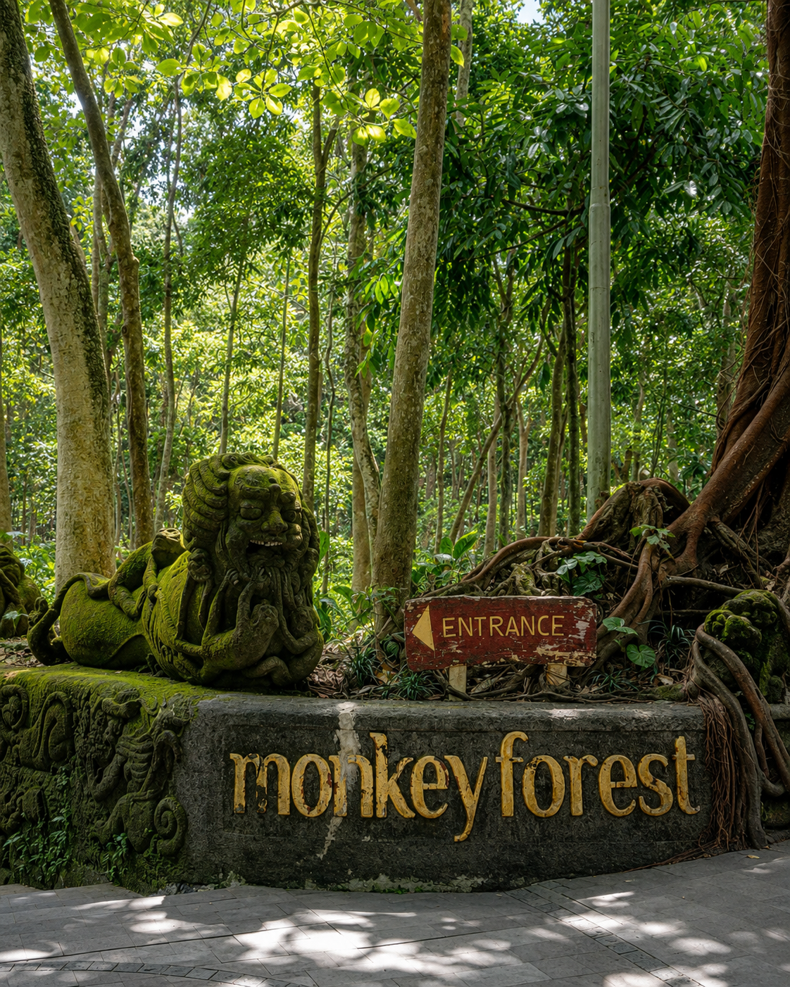 Pintu masuk Monkey Forest Ubud di tengah pepohonan dan patung batu berlumut