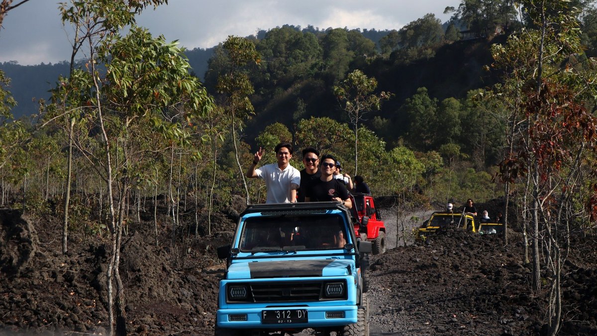 Rombongan RSM mengikuti jeep tour di kawasan Black Lava Kintamani Bali.