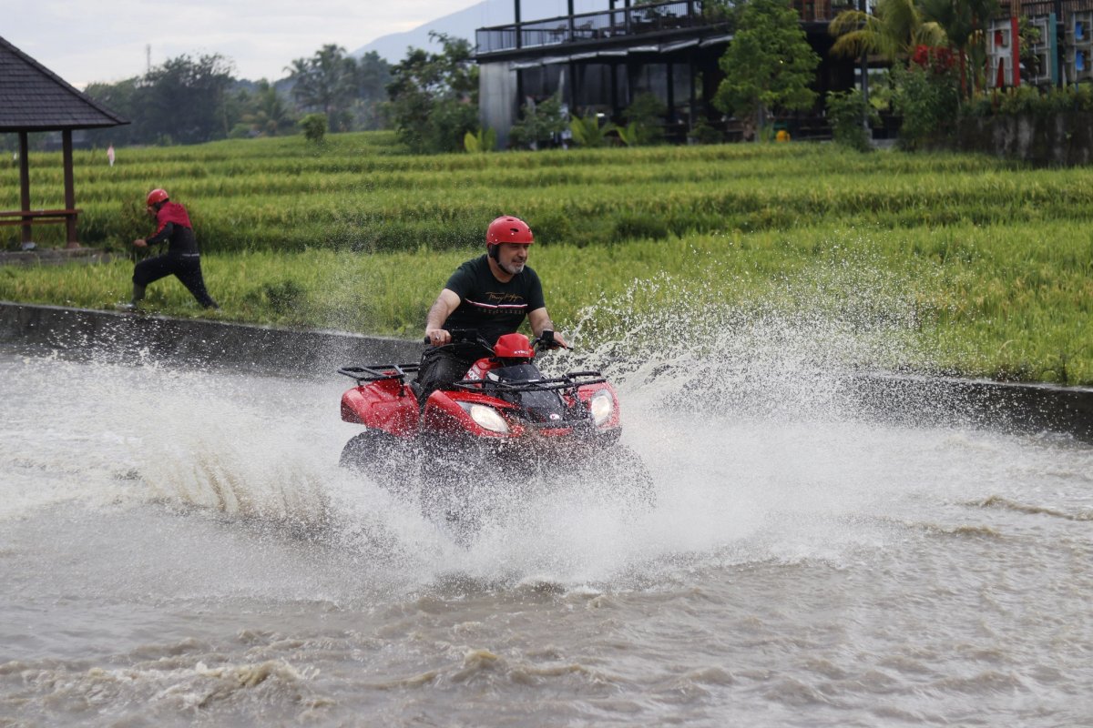 Kegiatan ATV dikelilingi sawah