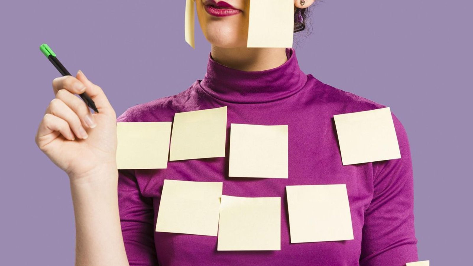 Mujer con múltiples notas y etiquetas adheridas a su cara y cabello, simbolizando el peso de las clasificaciones diagnósticas.