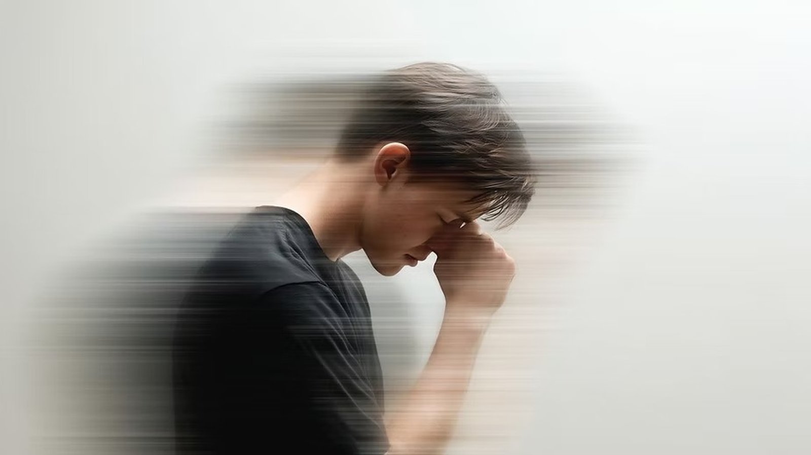 Chico que se encuentra irritable, con insomnio y agotado.