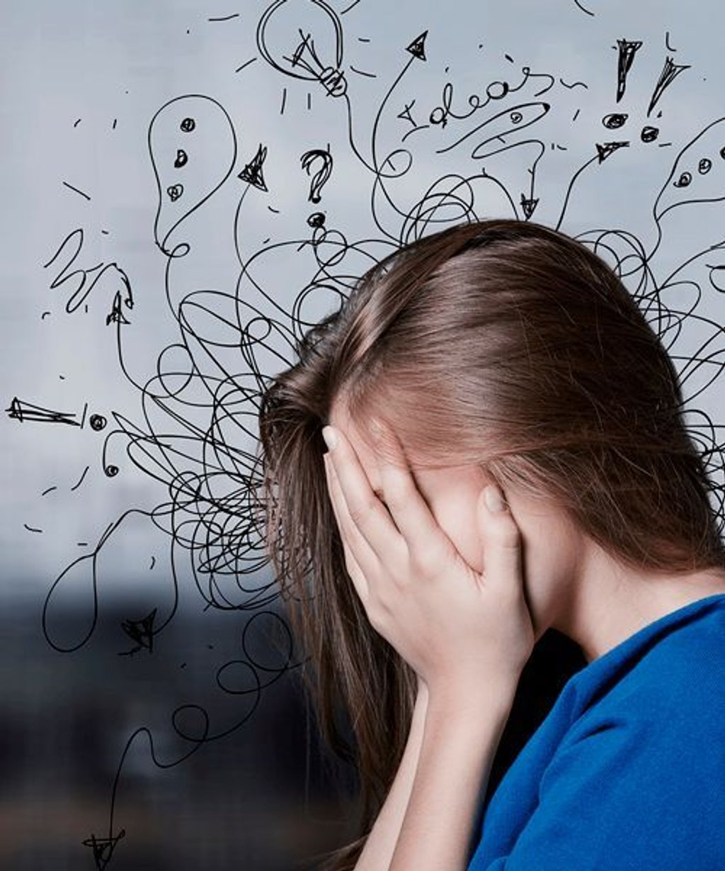 Mujer con expresión preocupada, rodeada visualmente de pensamientos intrusivos.