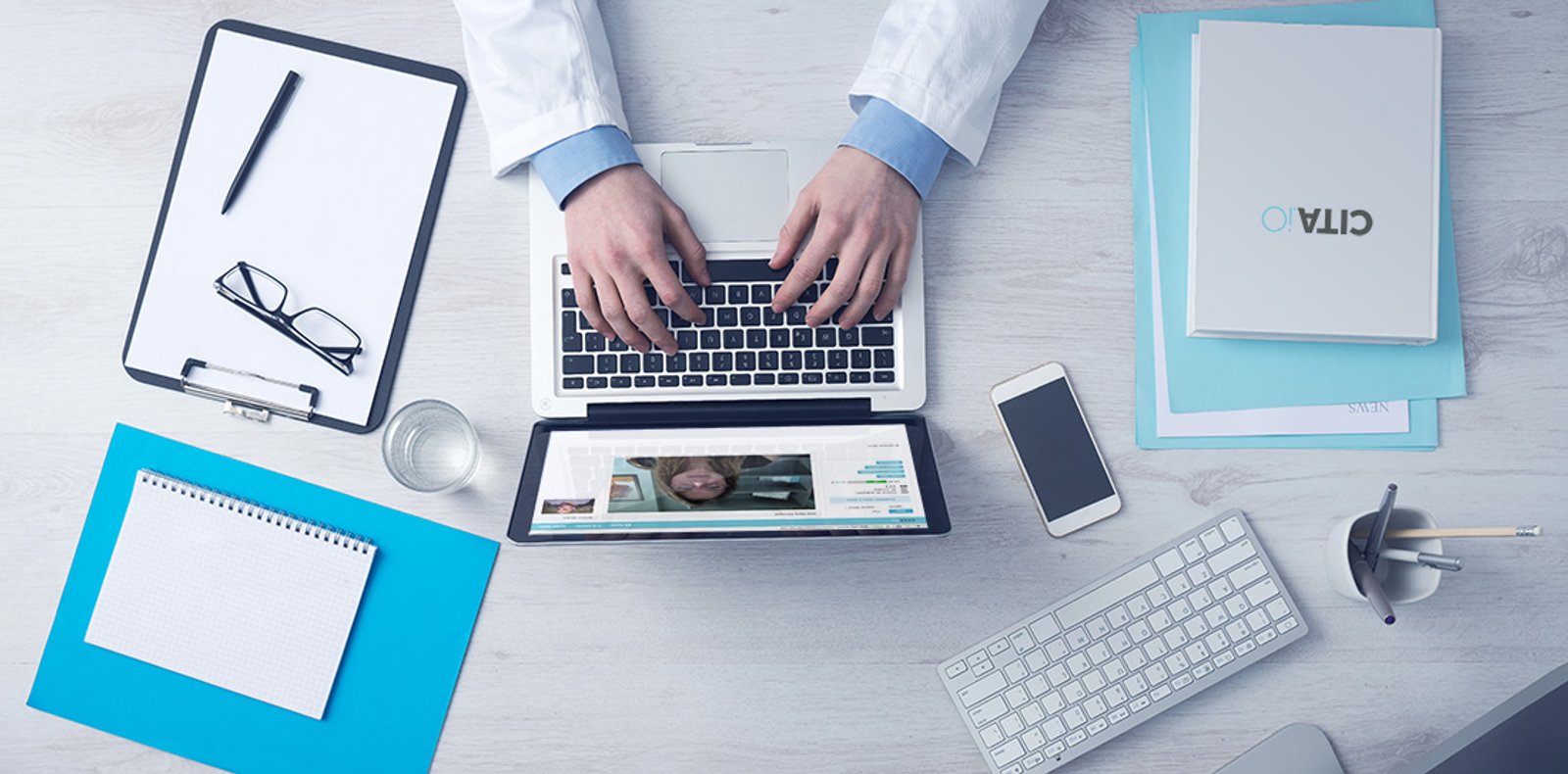 Profesional de la salud mental atendiendo una teleconsulta a través de pantalla, modalidad expandida durante la pandemia.