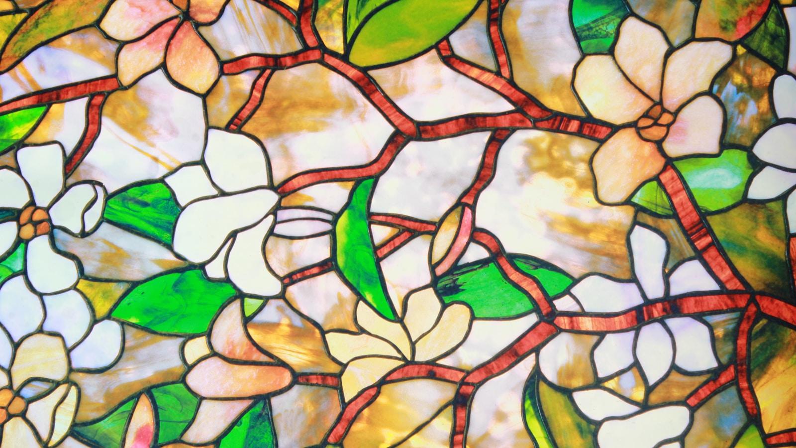 Vitral colorido com flores brancas e folhas verdes
