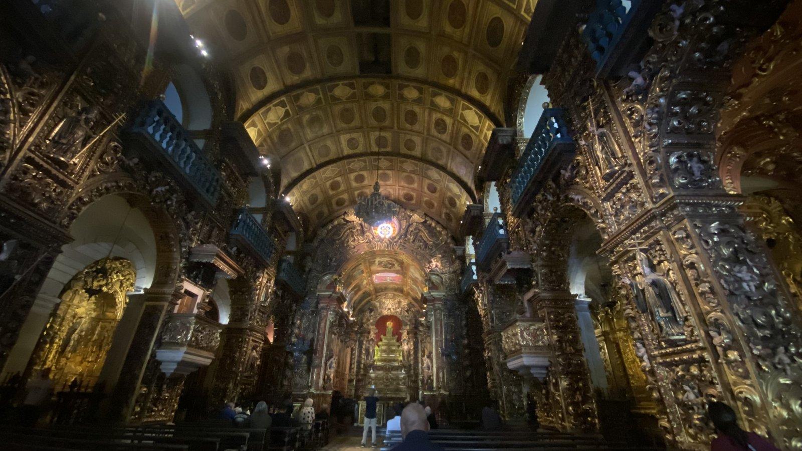 Interior de igreja colonial brasileira coberta de talha dourada