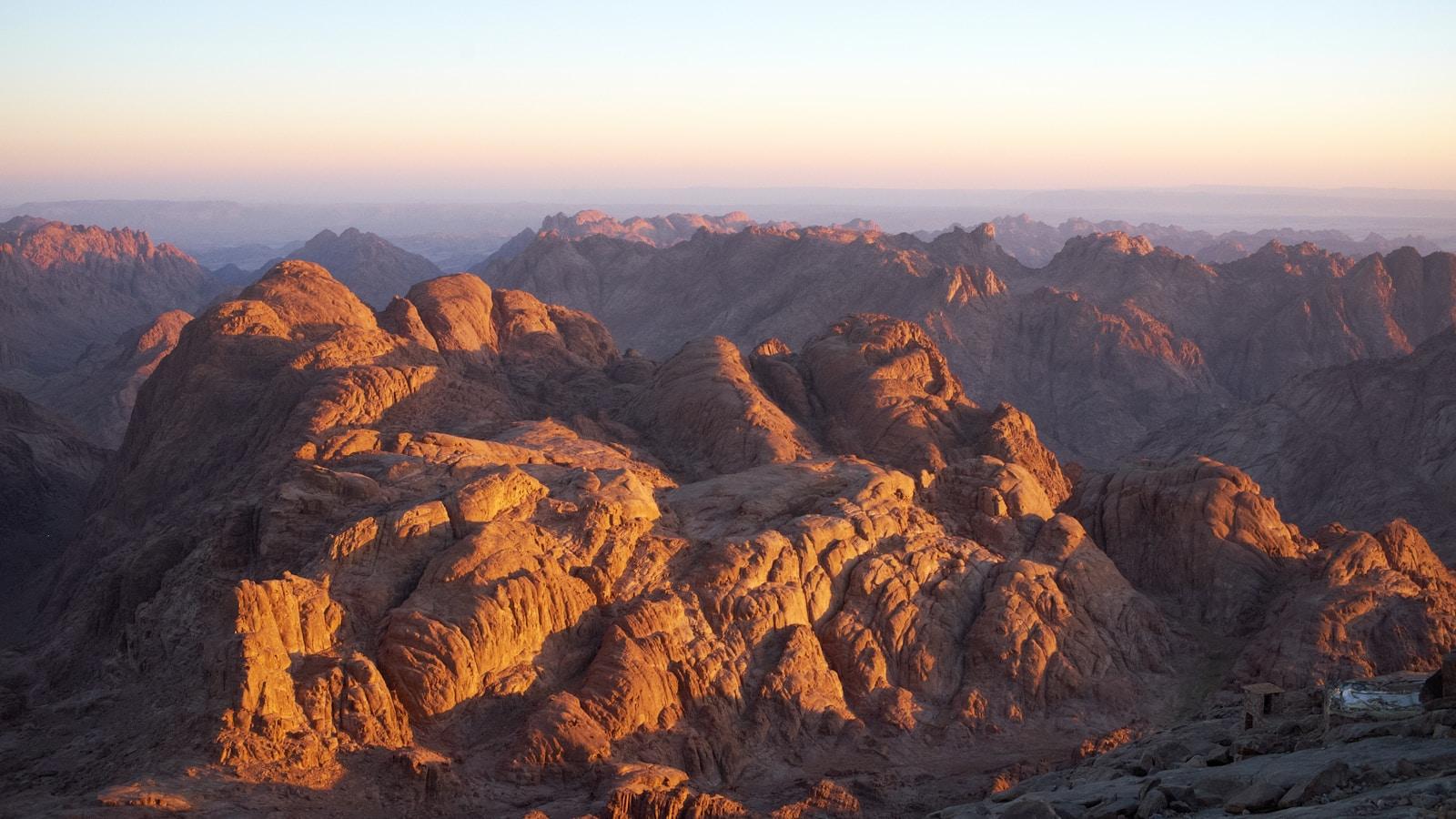 Cordilheira do Sinai iluminada pelo sol nascente, vista do alto