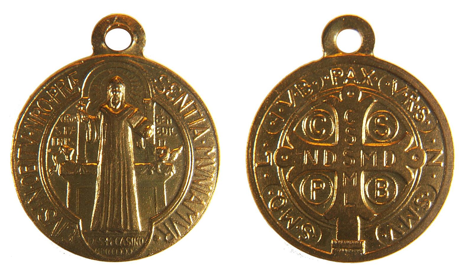 Medalha de São Bento dourada, frente e verso: o santo com a cruz e o livro, e a cruz com as letras