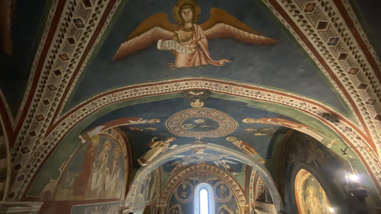 Afresco de um anjo com asas abertas, no teto de uma igreja