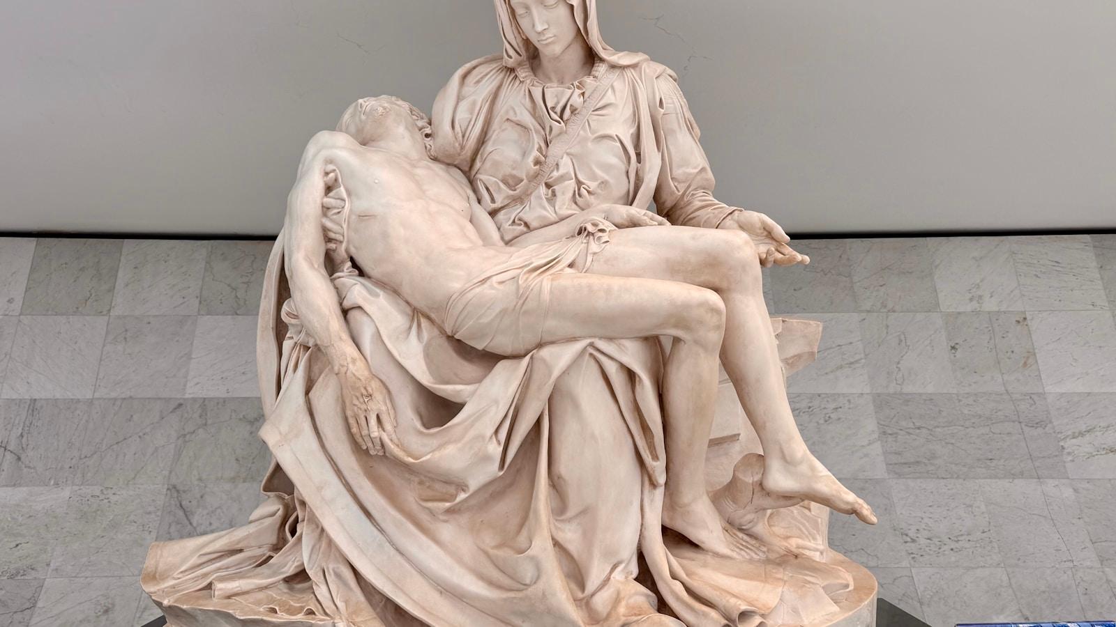 Escultura da Pietà: Maria segurando o corpo de Jesus morto no colo