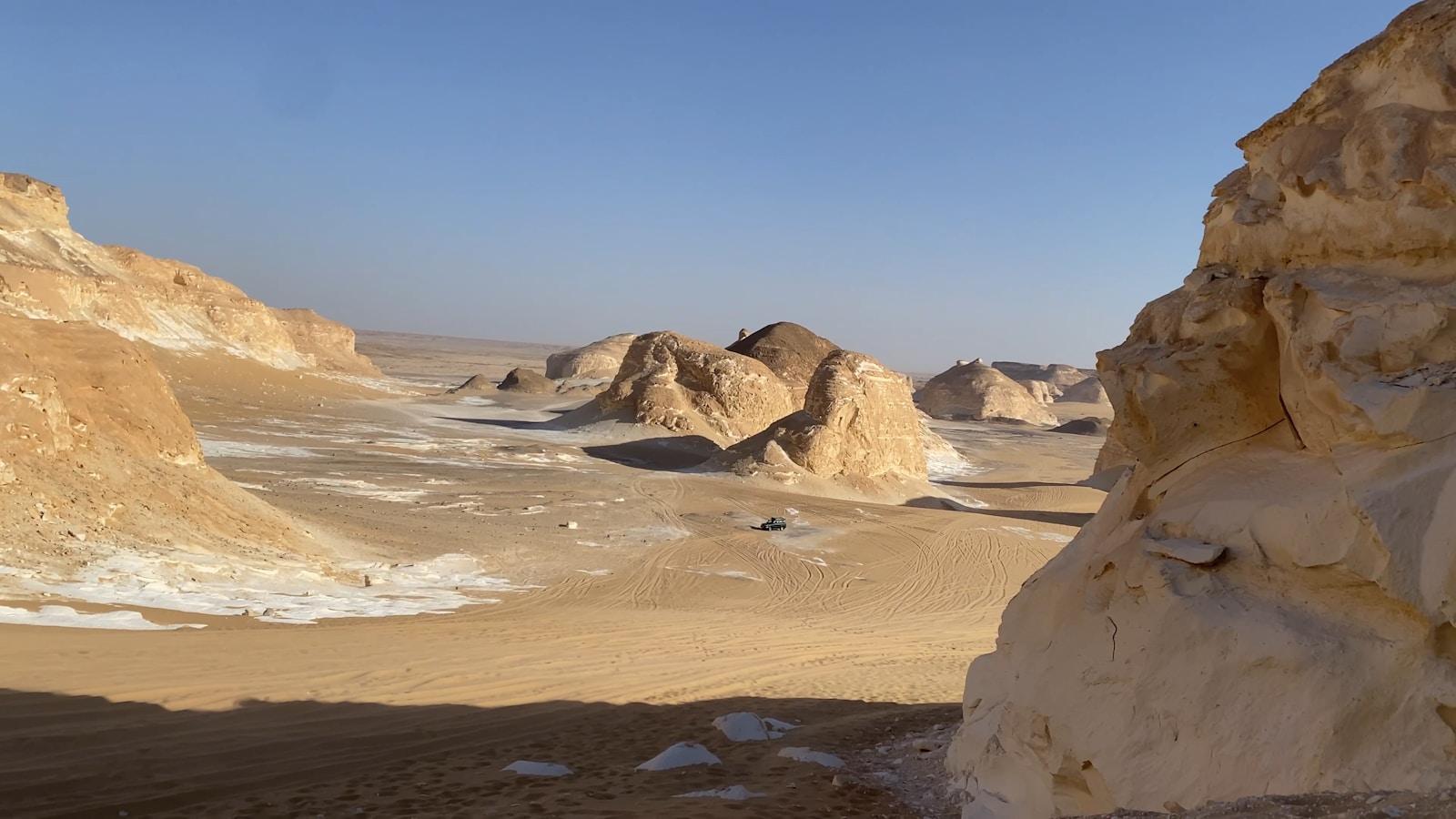 Formações rochosas claras do Deserto Branco, no Egito, sob céu azul