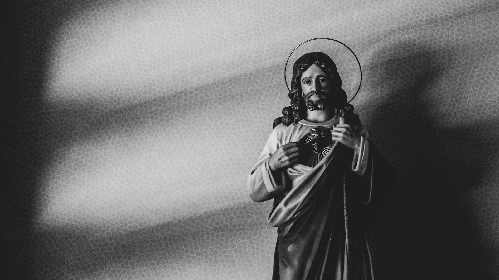 Estátua de Jesus apontando para o coração, em preto e branco