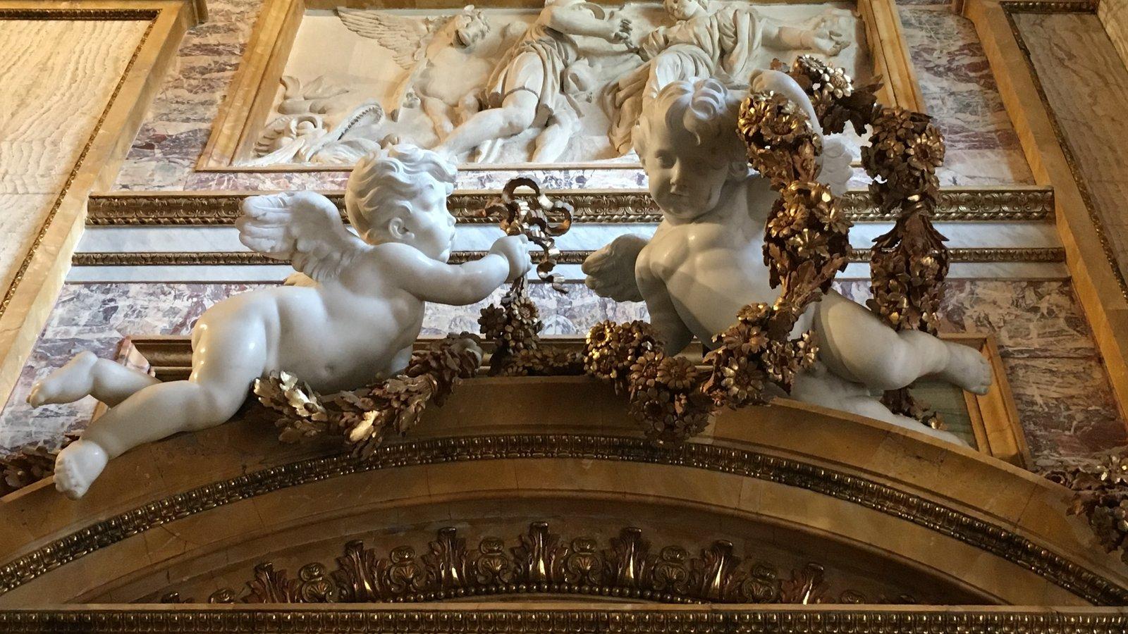 Querubins esculpidos em estuque dourado, decoração barroca