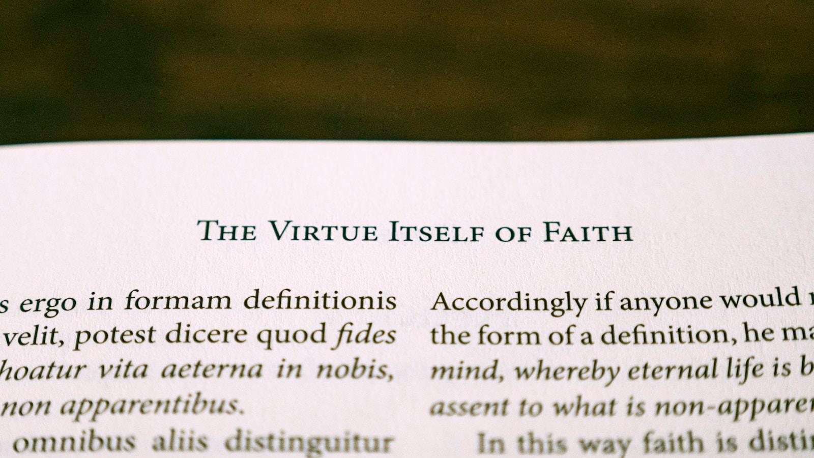 Página de um livro de teologia aberta no capítulo sobre a virtude da fé, em inglês e latim