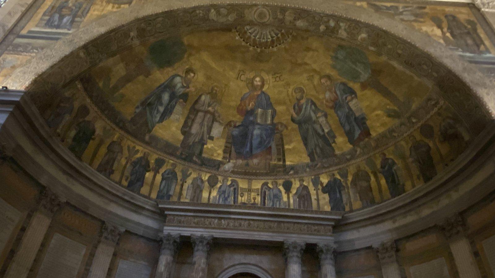 Mosaico do ábside com Cristo entronizado entre santos