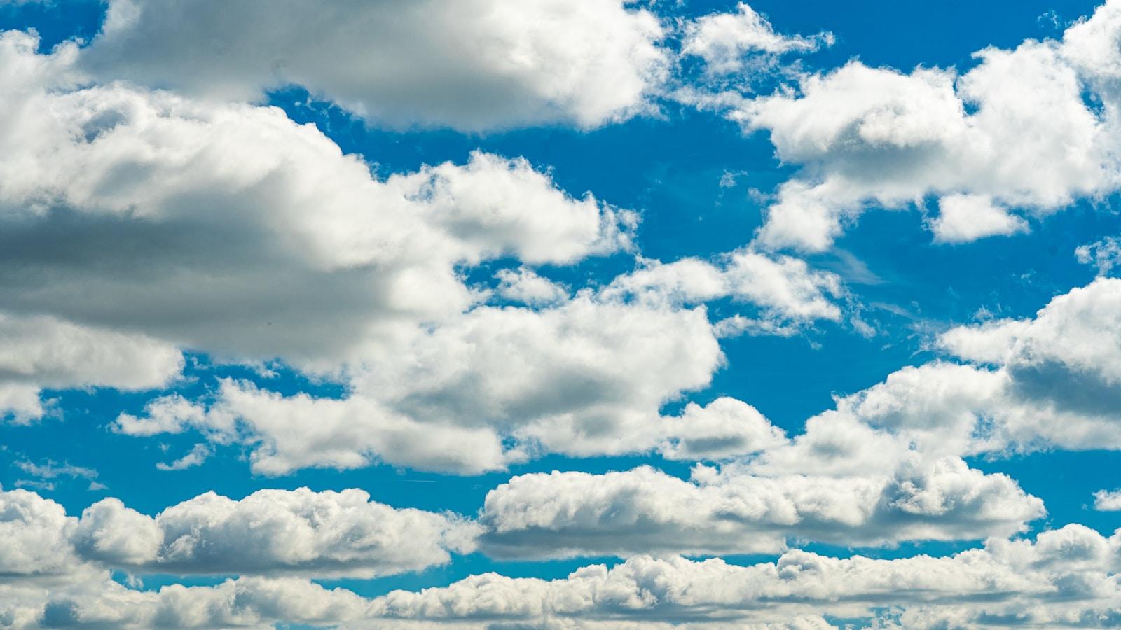 Céu azul com muitas nuvens brancas