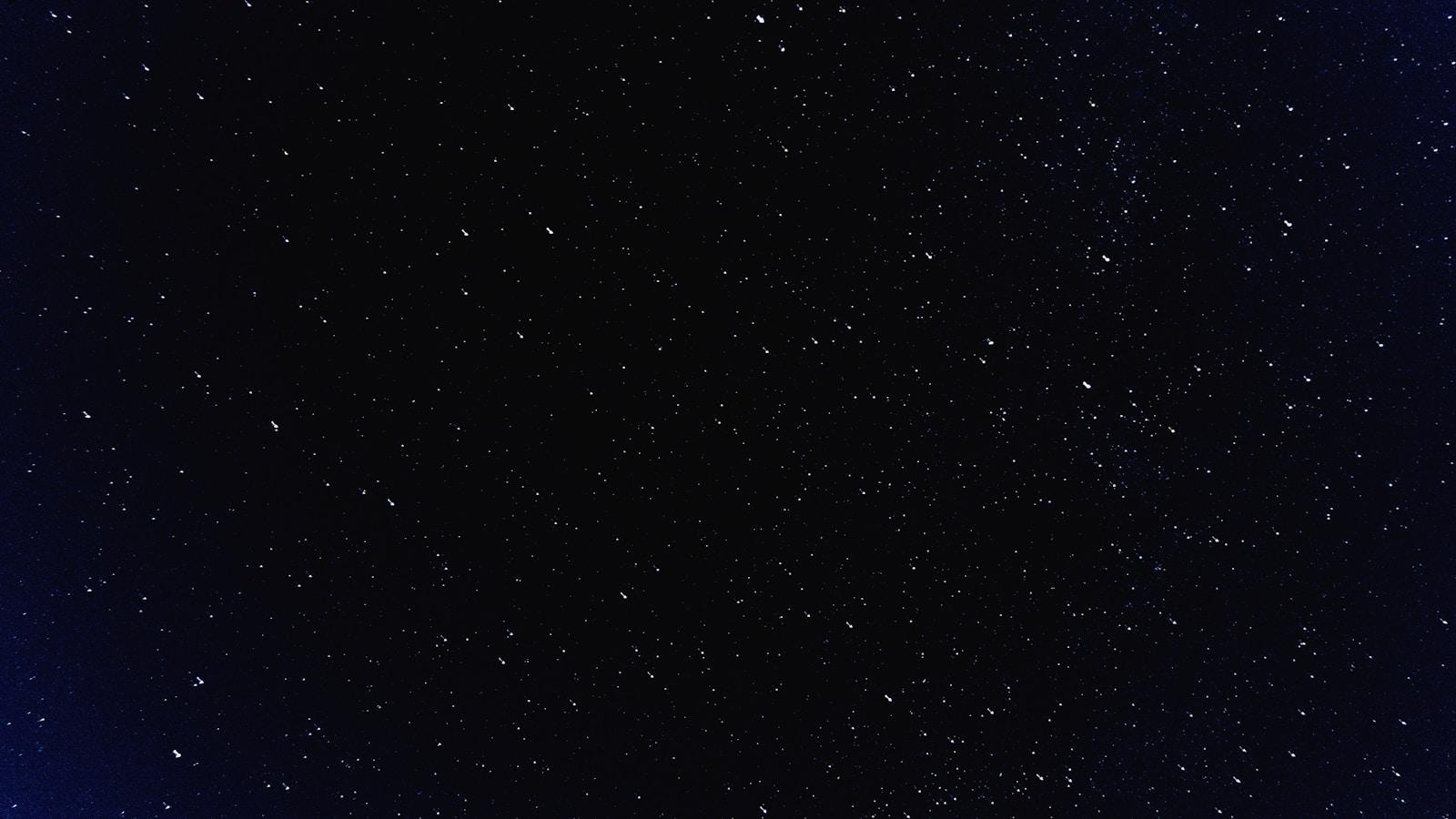 Céu noturno pontilhado de estrelas