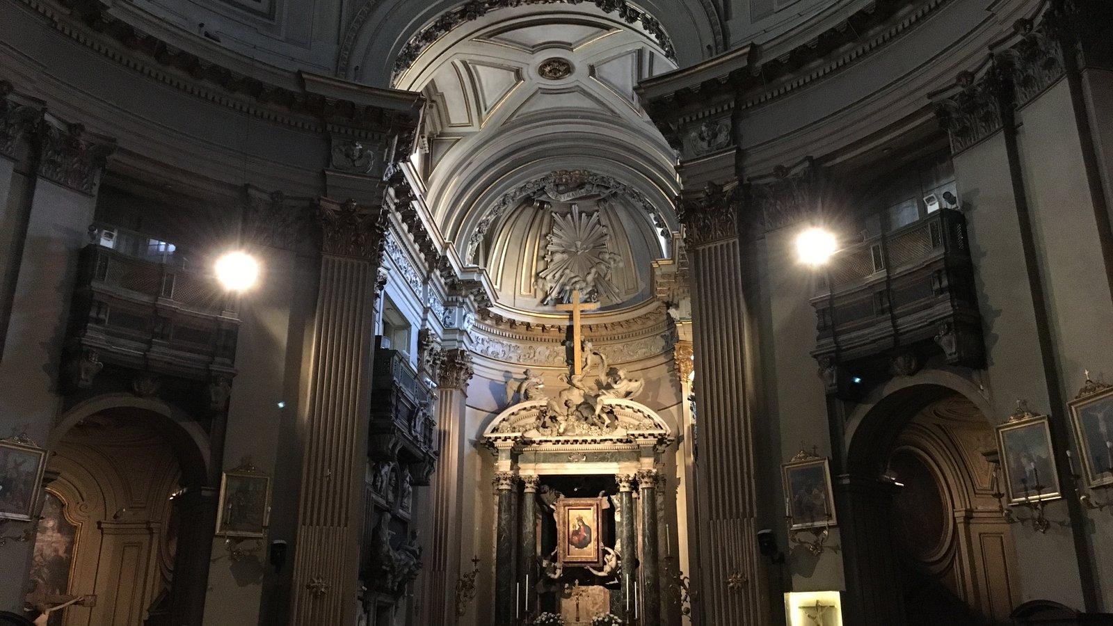 Altar barroco iluminado, com imagem sacra ao centro
