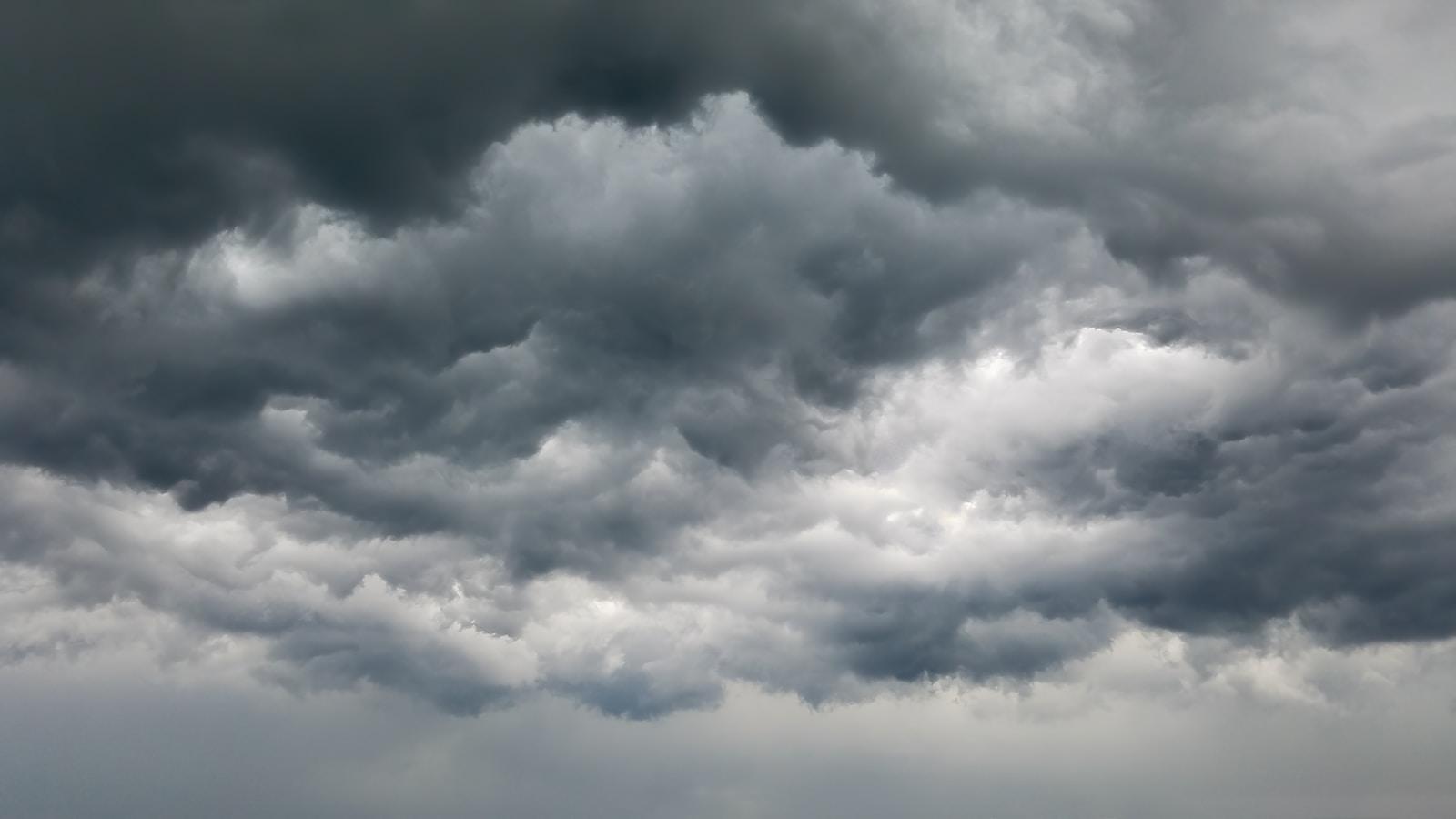Nuvens de tempestade cinza-escuras cobrindo todo o céu