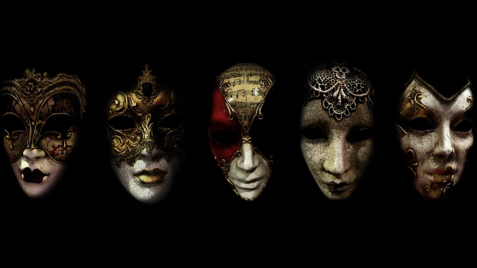 Cinco máscaras venezianas enfileiradas sobre fundo preto