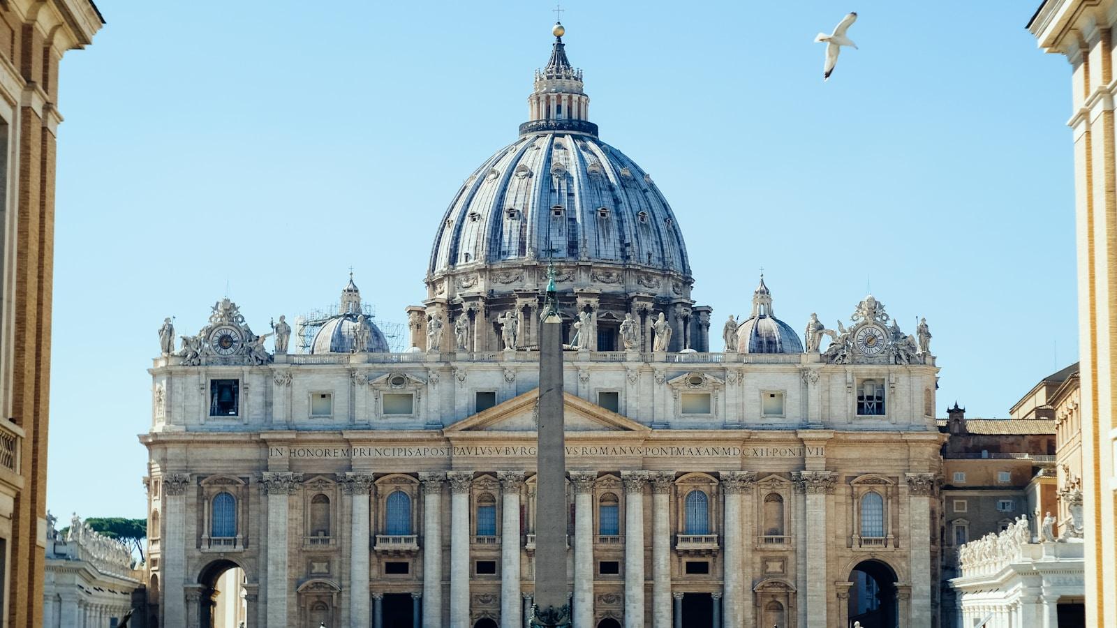 Fachada da Basílica de São Pedro, no Vaticano, com a cúpula e o obelisco