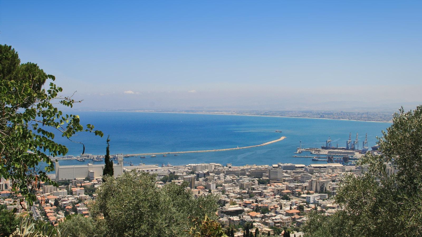 Vista do Monte Carmelo sobre a baía de Haifa e o porto, com o mar azul