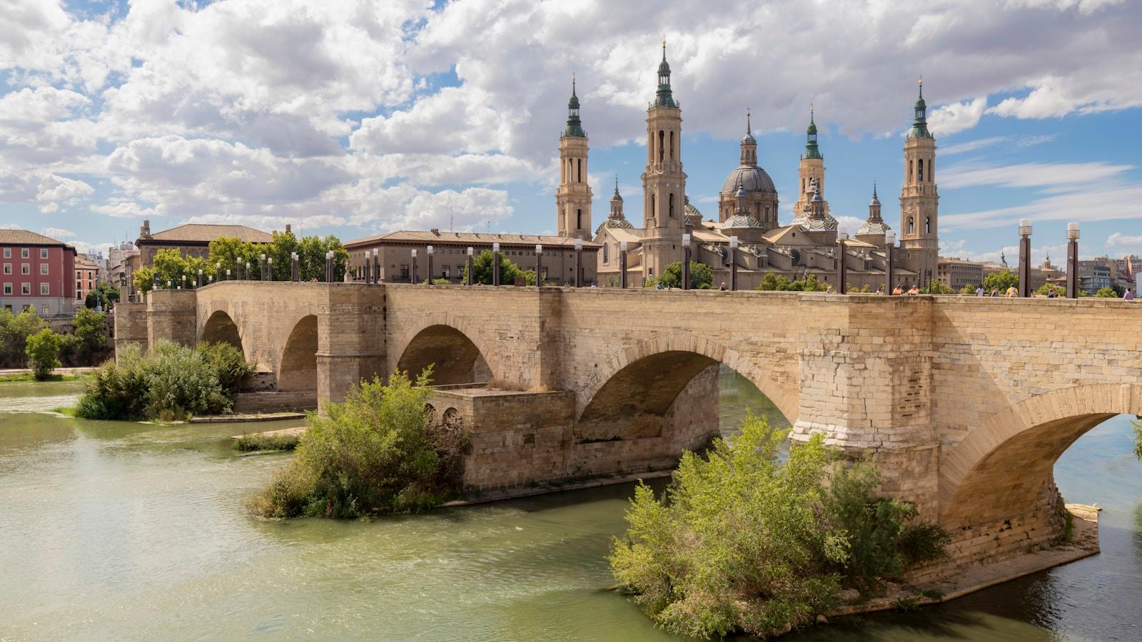 Basílica de Nossa Senhora do Pilar, em Zaragoza, vista do rio Ebro com a ponte de pedra