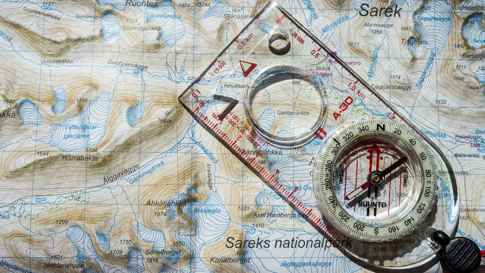 Bússola sobre um mapa topográfico