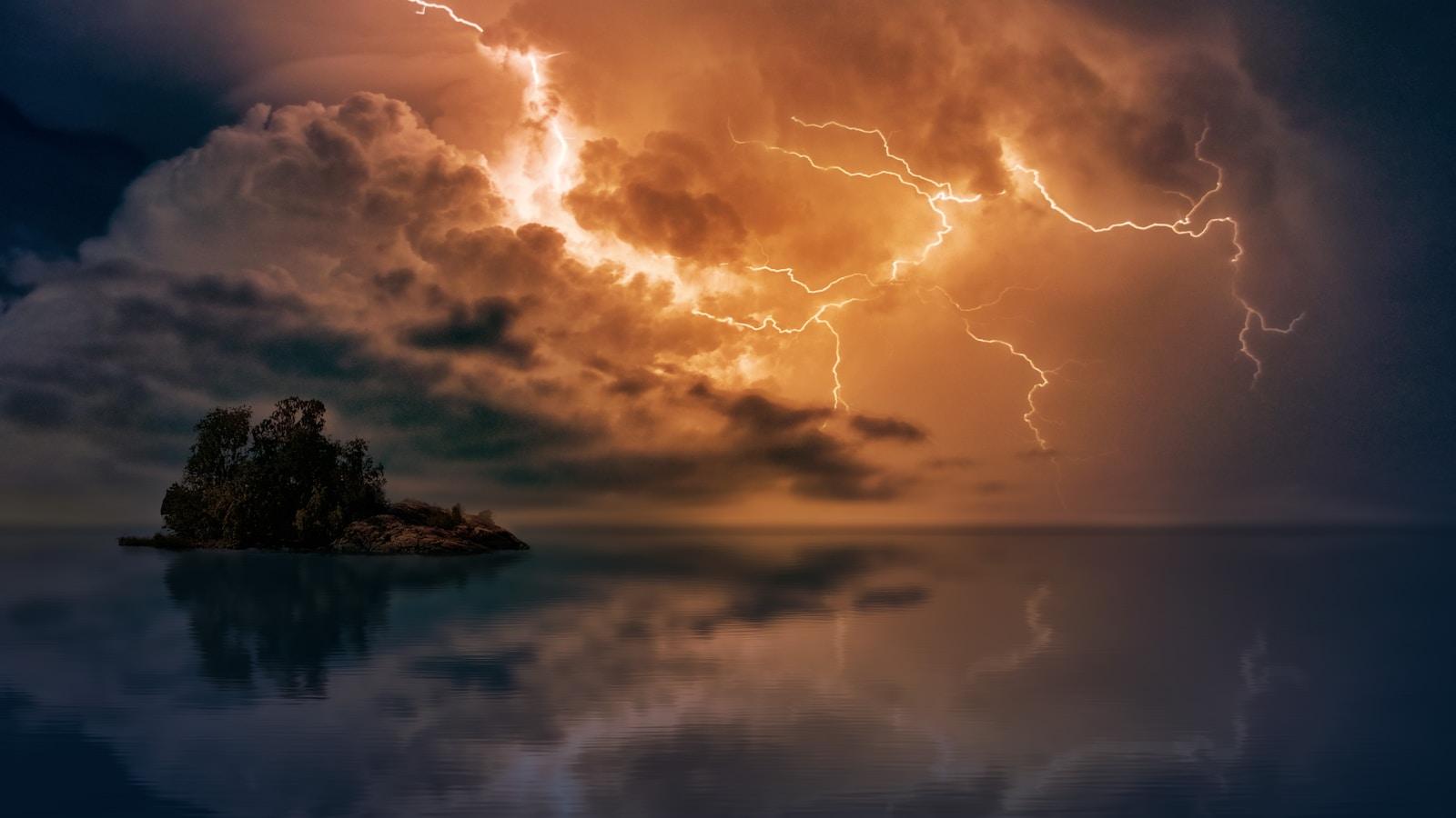 Tempestade com relâmpagos sobre o mar e uma pequena ilha