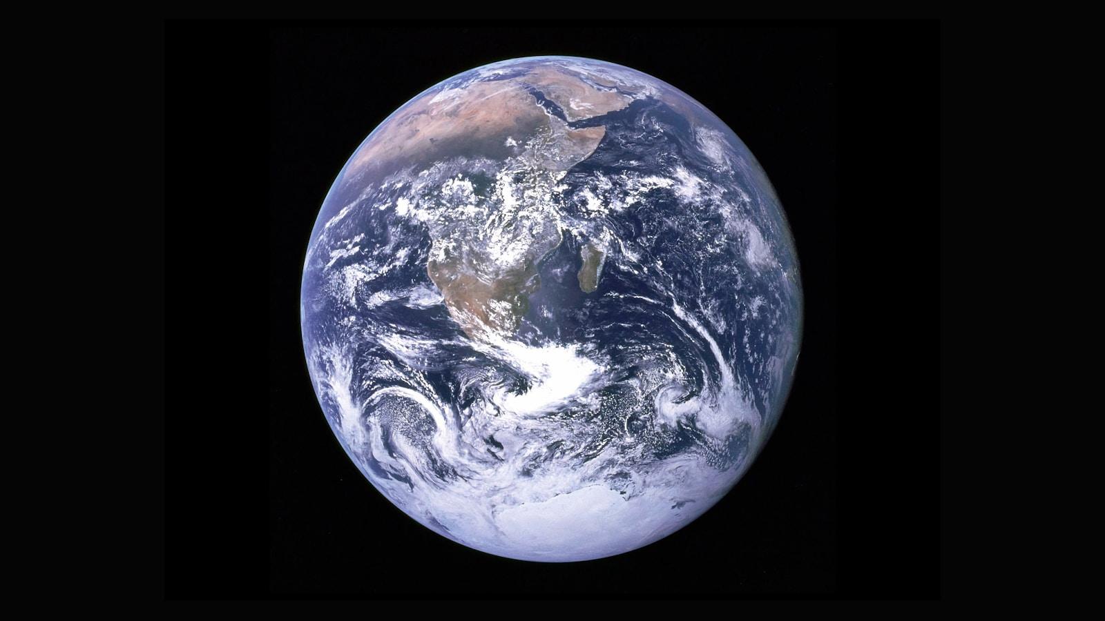 O planeta Terra visto do espaço, com nuvens e continentes