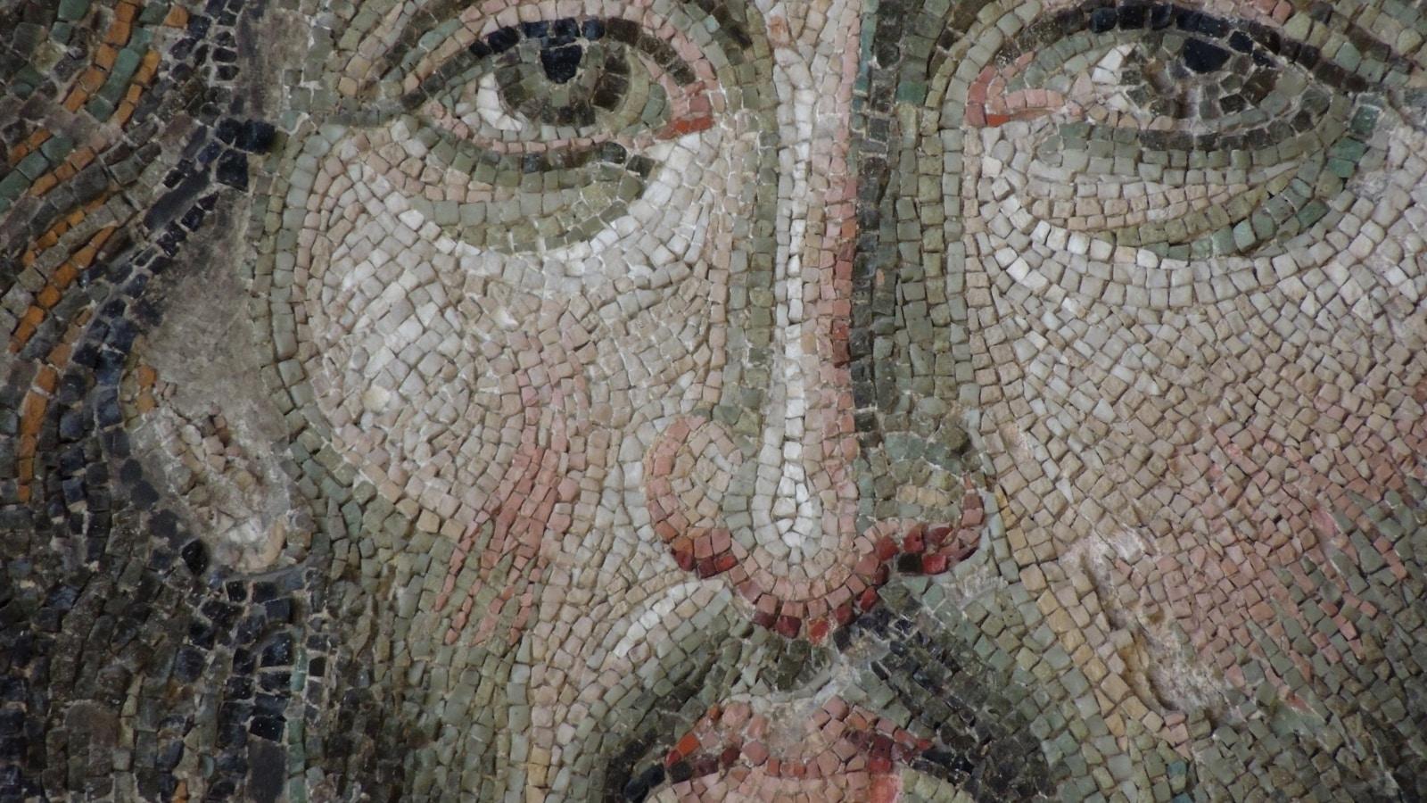 Mosaico antigo do rosto de Cristo em close, com as tésseras visíveis