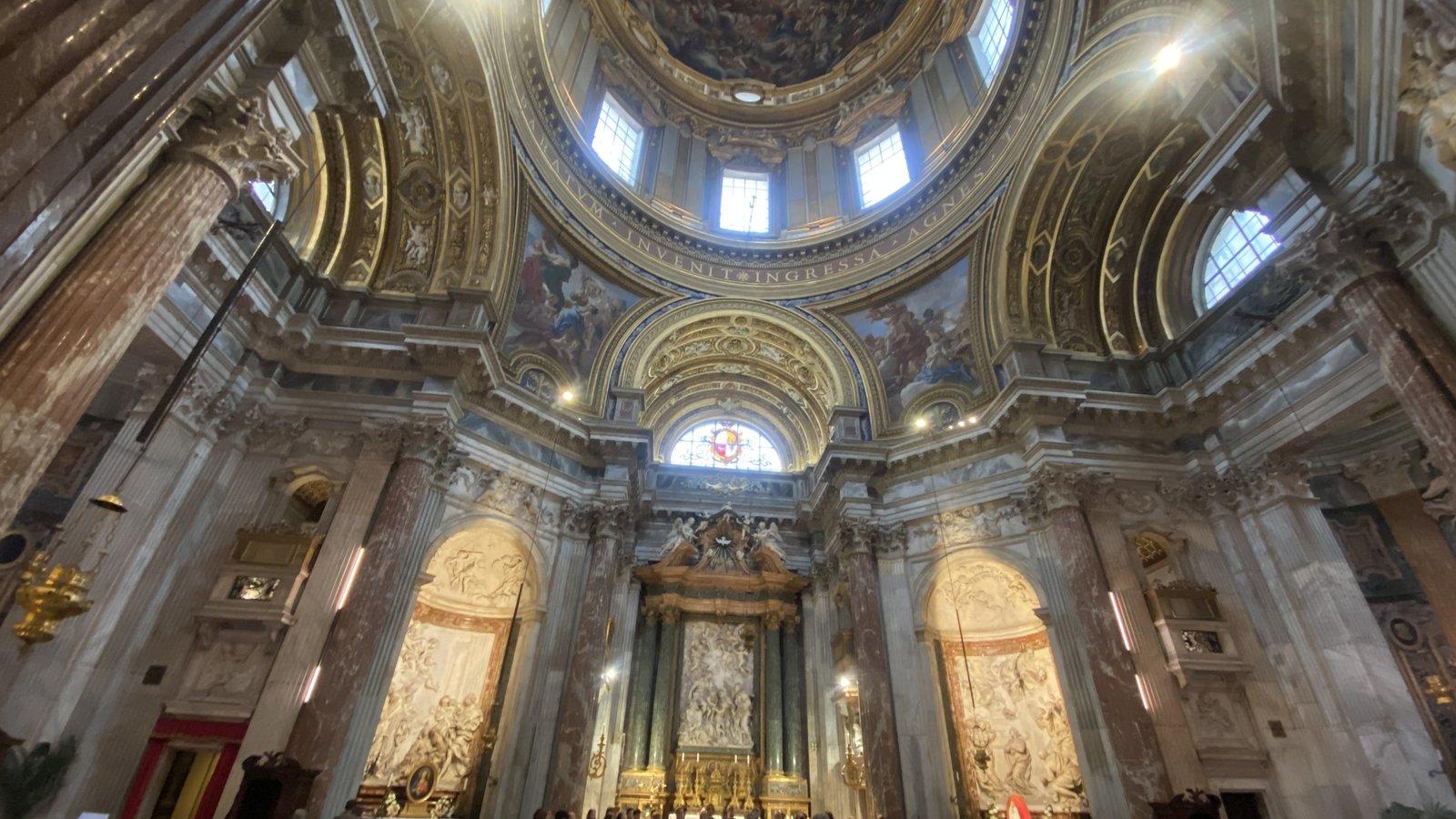 Coro cantando durante a Missa, sob a cúpula de uma igreja