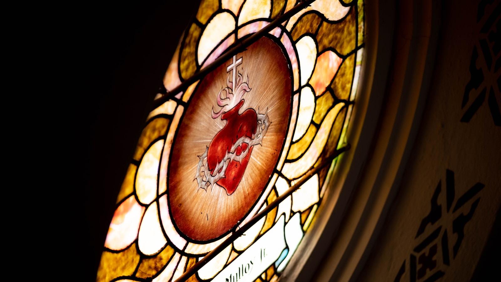 Vitral com o Sagrado Coração de Jesus ao centro, em tons dourados