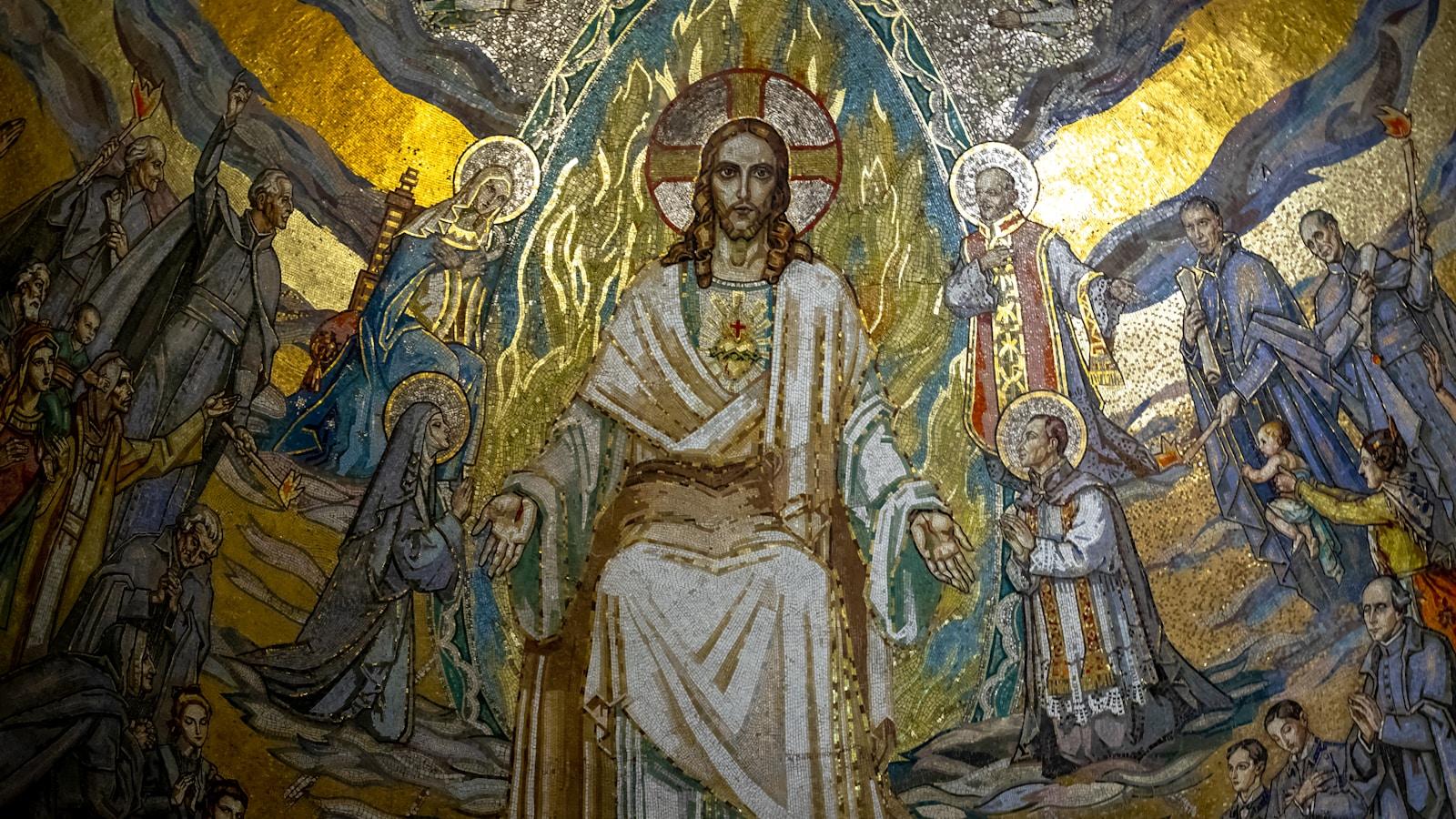 Mosaico dourado do Sagrado Coração de Jesus rodeado de santos, em estilo bizantino