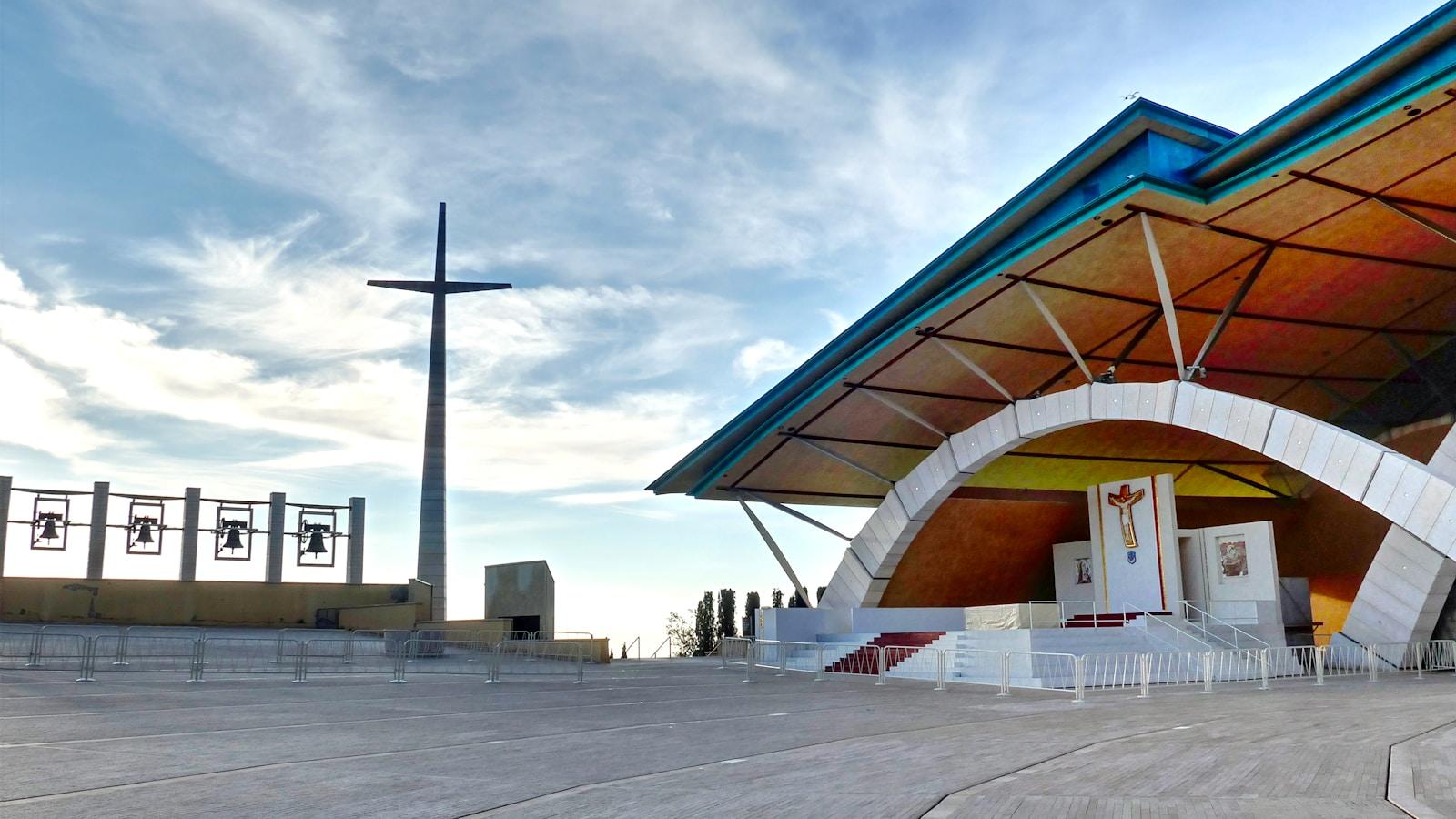 Igreja de São Pio de Pietrelcina, em San Giovanni Rotondo, com a grande cruz e os sinos