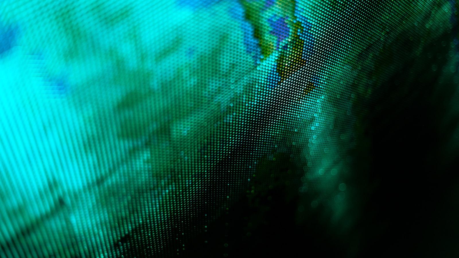Close de uma tela digital com pixels em tons de verde e azul