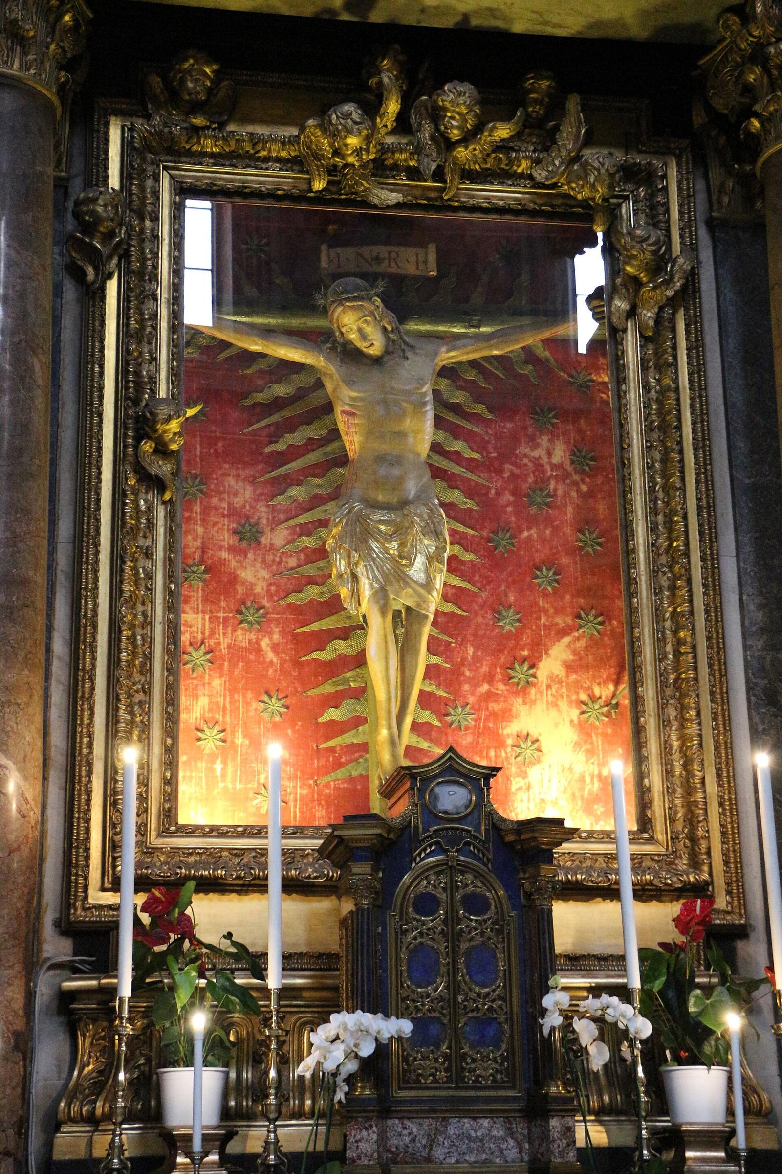 O crucifixo milagroso do século XV no altar da igreja de San Marcello al Corso, em Roma.