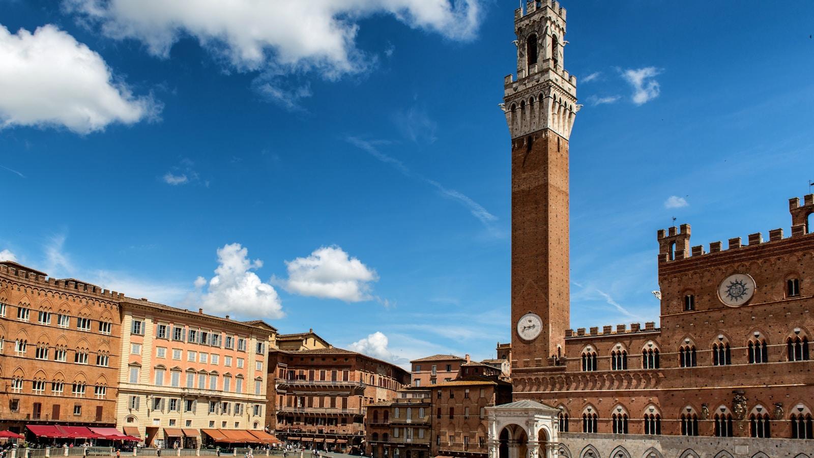 Praça do Campo, em Siena, com a Torre del Mangia e o Palácio Público