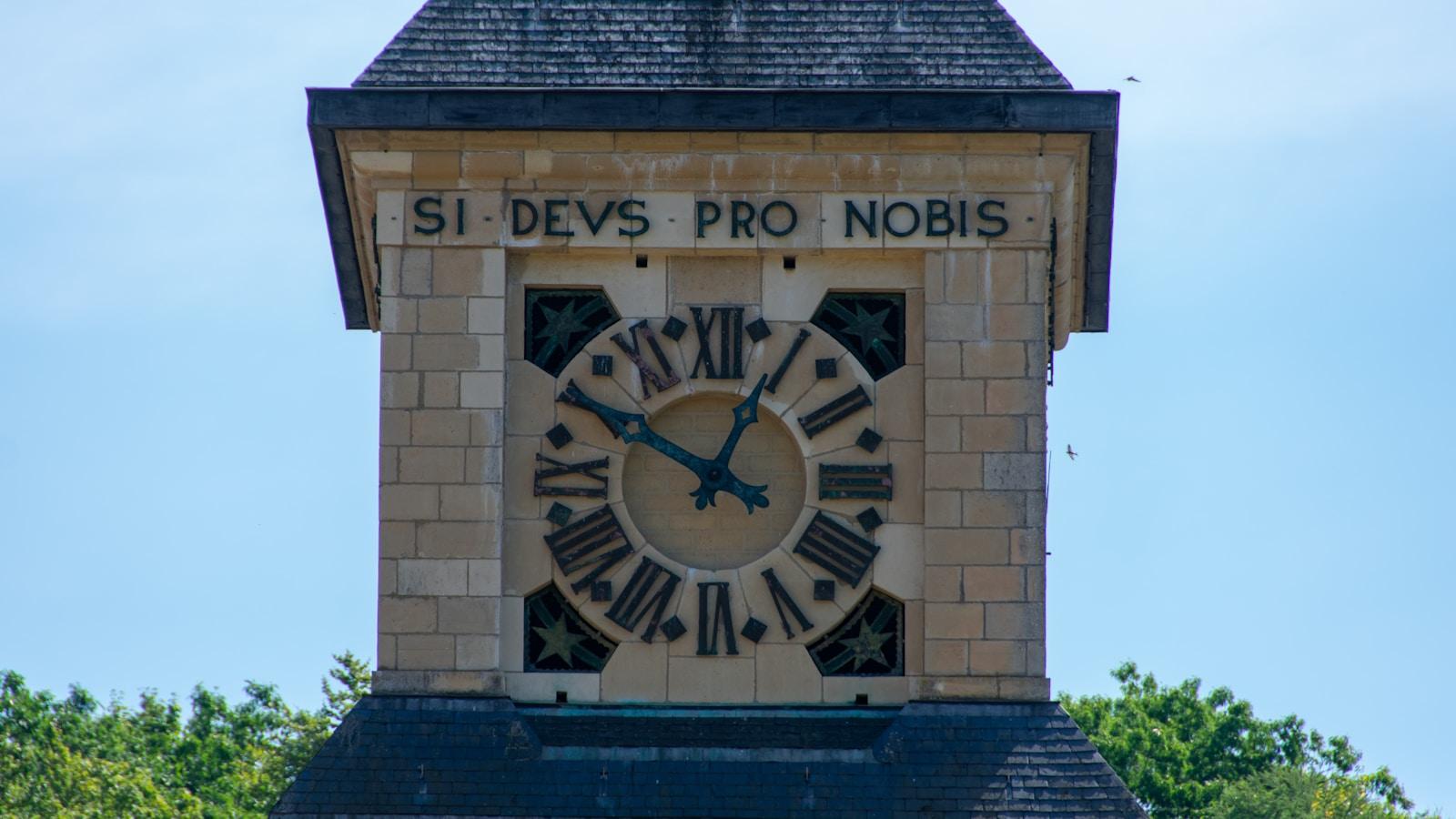 Torre de relógio com a inscrição latina Si Deus pro nobis e algarismos romanos