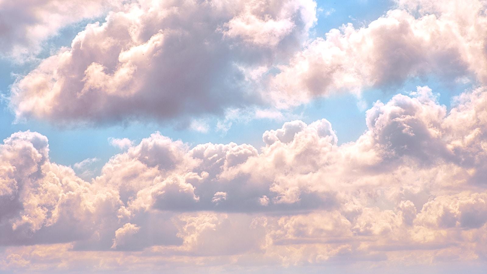 Céu azul com nuvens rosadas e iluminadas