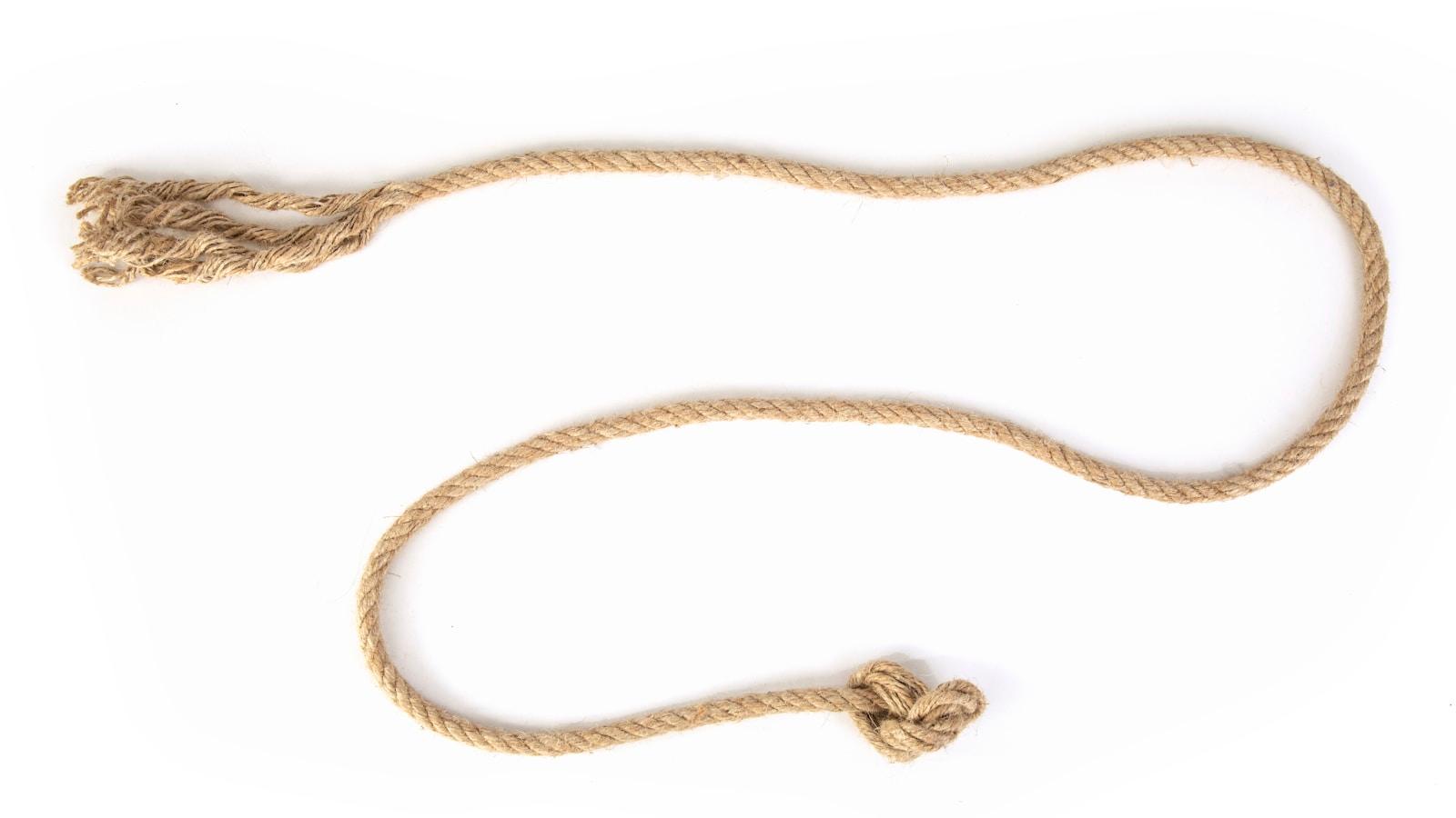 Corda de sisal com um nó numa das pontas, sobre fundo branco