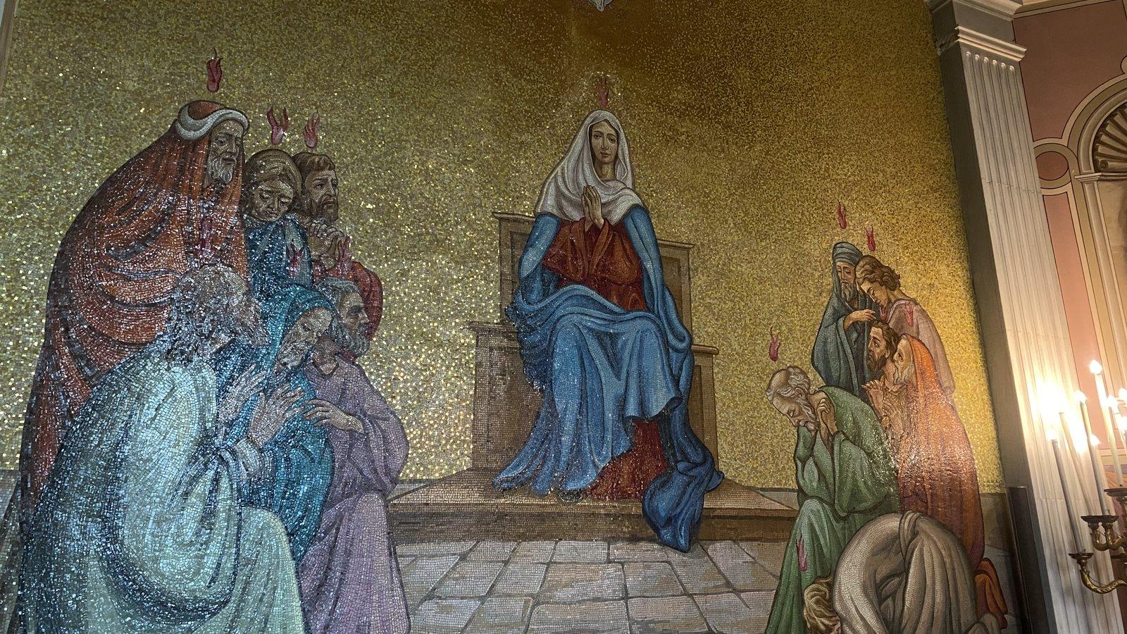 Mosaico de Pentecostes: Nossa Senhora entronizada entre os apóstolos, com a pomba do Espírito Santo