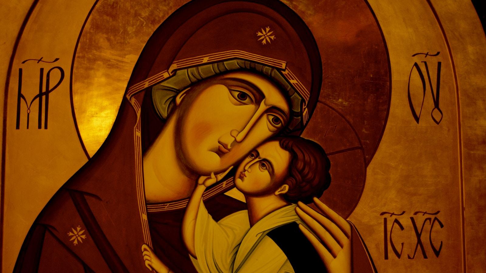 Ícone bizantino de Nossa Senhora com o Menino Jesus abraçado ao seu rosto, em fundo dourado