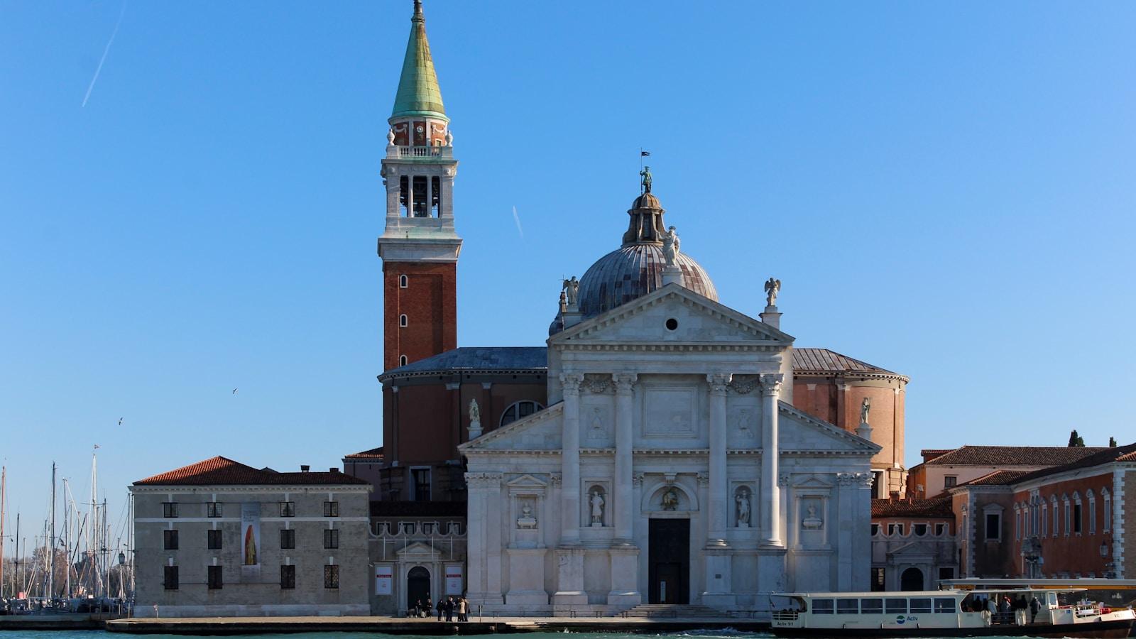Fachada branca e campanário da igreja de San Giorgio Maggiore, em Veneza, vistos da água