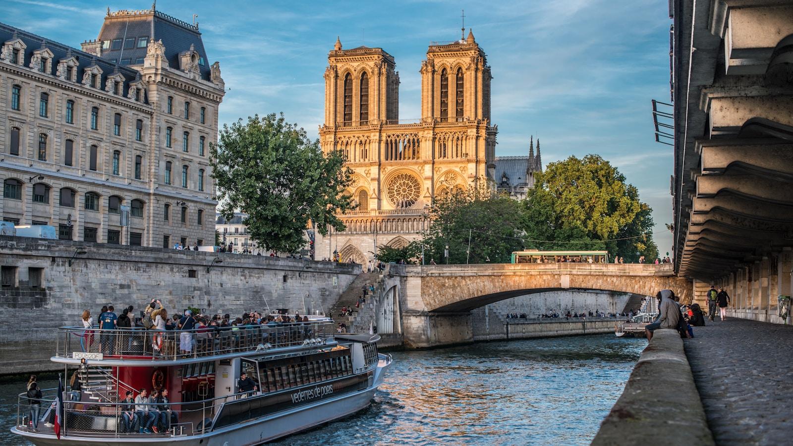 Catedral de Notre-Dame, em Paris, vista do rio Sena, com um barco em primeiro plano