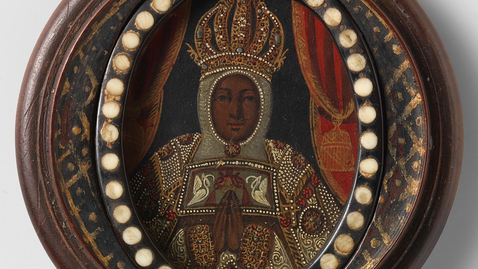 Medalhão antigo com pintura de uma Virgem negra coroada, de mãos juntas, em moldura oval com pérolas