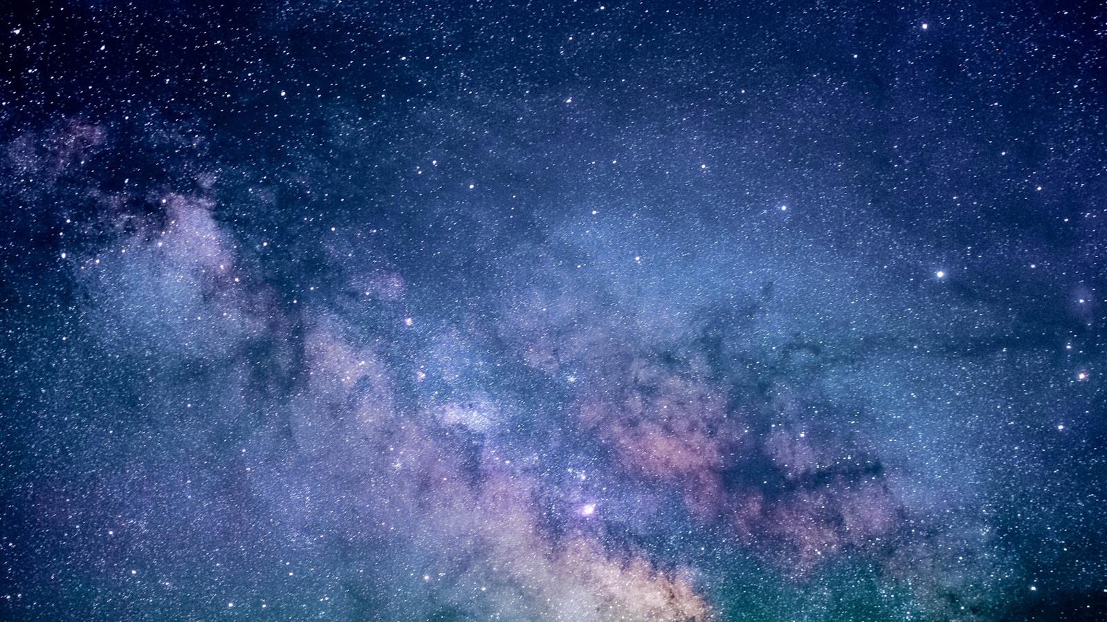 Via Láctea com milhares de estrelas no céu noturno