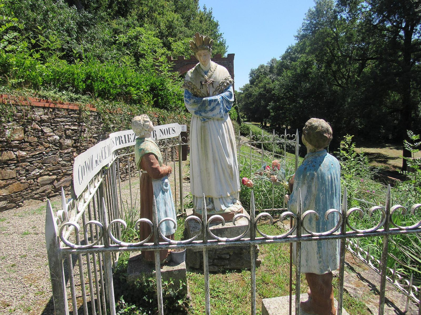 Conjunto escultórico da aparição de La Salette: Nossa Senhora entre os dois pastorinhos.