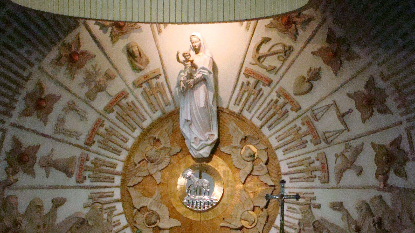 Imagem de Nossa Senhora com o Menino Jesus, sobre um altar moderno