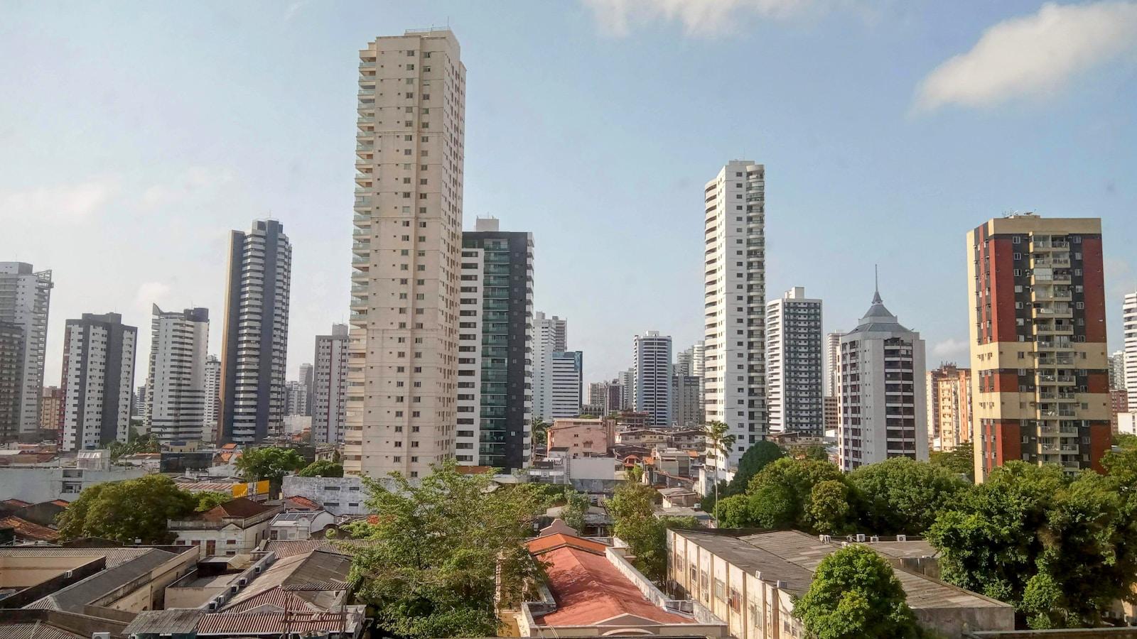 Prédios altos de Belém do Pará vistos de cima, sob céu azul